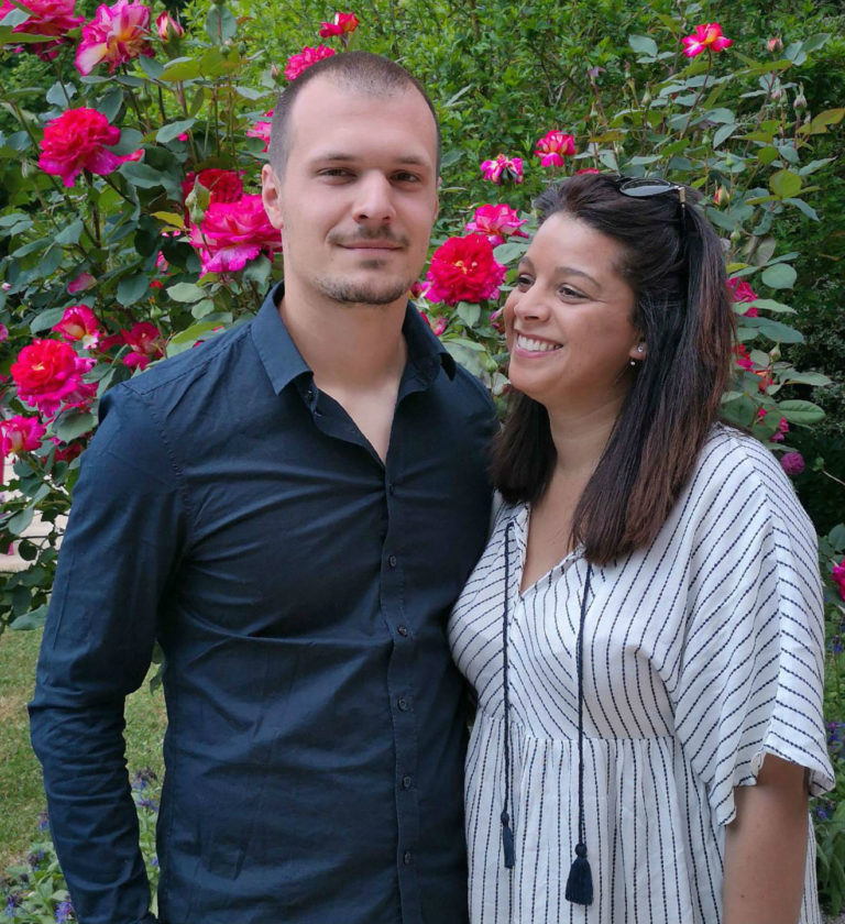 Brice et Sonia devant un rosier